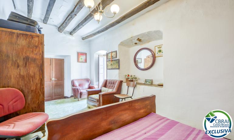 Spacious village house in the heart of Palau Saverdera.