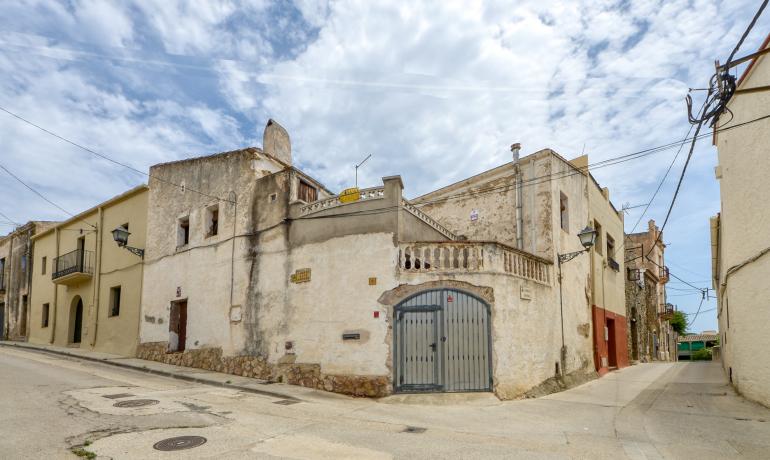 Descubre la tranquilidad en Palau Saverdera con esta finca con terraza y bonitas vistas.