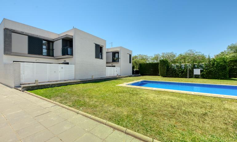 Nice and modern house near the center, with pool and garage