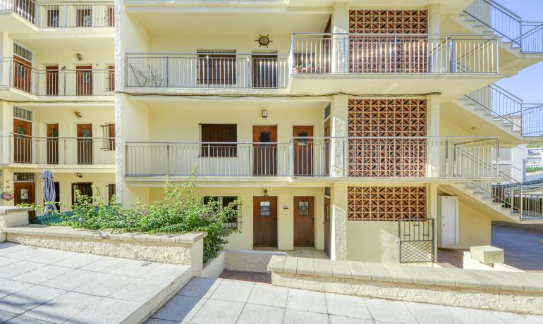 Spacious and cosy ground-floor flat 5 minutes from the Roses beach