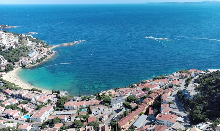 Urban plot of 953 m2 in Canyelles Petites with sea views.