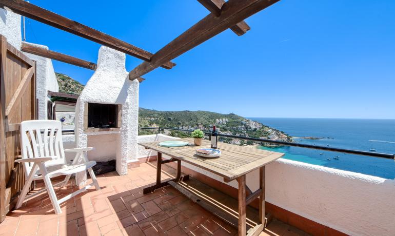 Encantadora Casa Adosada con Vistas al Mar y Piscina Comunitaria en Canyelles