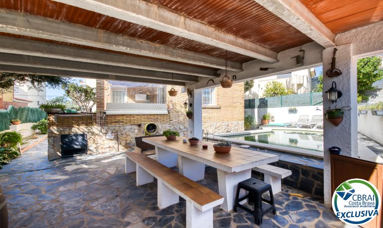 Charming Independent House with Pool in Mas Oliva, Roses