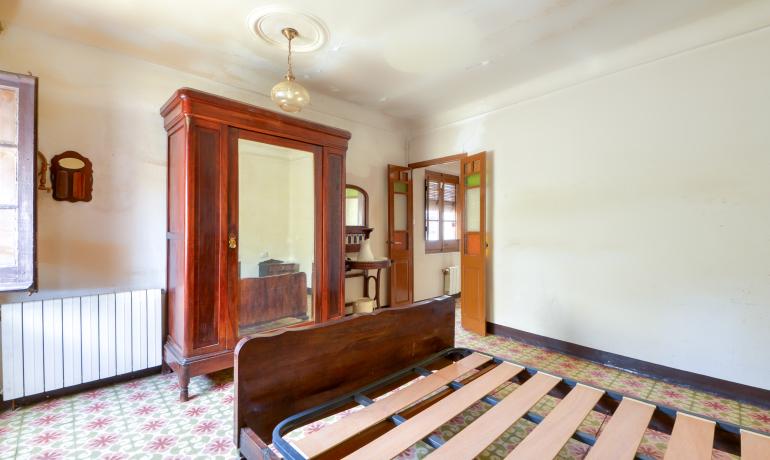 Descubre la tranquilidad en Palau Saverdera con esta finca con terraza y bonitas vistas.