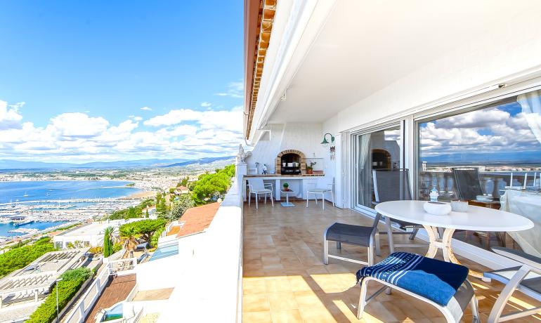 Exclusivo apartamento con vistas panorámicas al mar, puerto pesquero y la bahía de Rosas