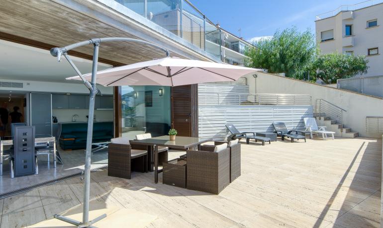 Excepcional en Roses. Apartamento de alto standing en primera linea de mar en Canyelles