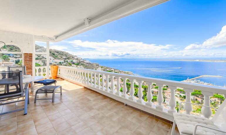 Exclusive apartment with panoramic views of the sea, fishing port, and the bay of Rosas