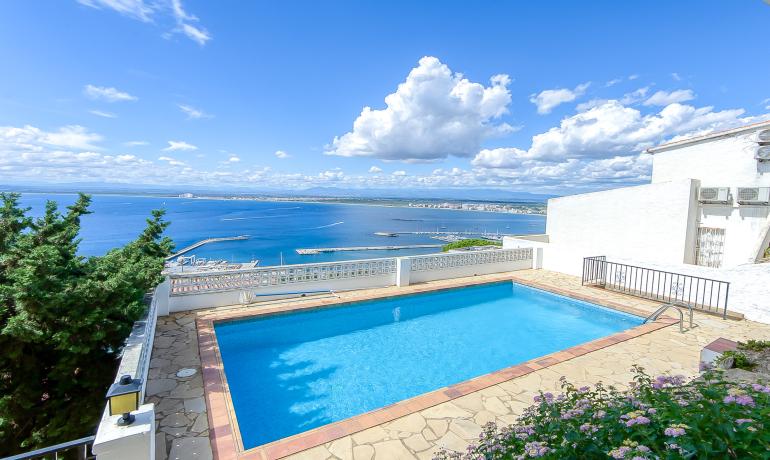 Appartement exclusif avec vue panoramique sur la mer, le port de pêche et la baie de Rosas