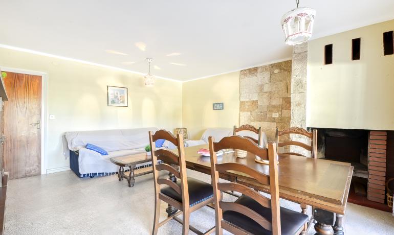 Spacious and cosy ground-floor flat 5 minutes from the Roses beach