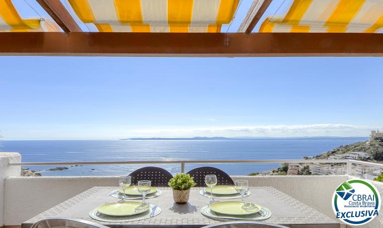 Impresionante Casa Reformada con Vistas al Mar en Canyelles Petites