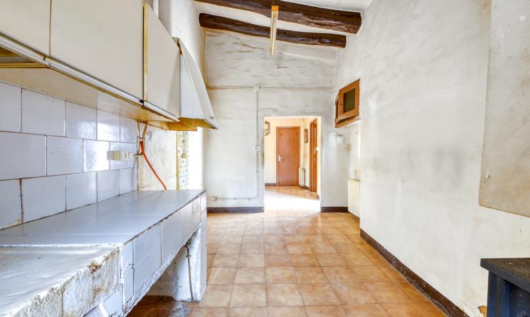 Descubre la tranquilidad en Palau Saverdera con esta finca con terraza y bonitas vistas.