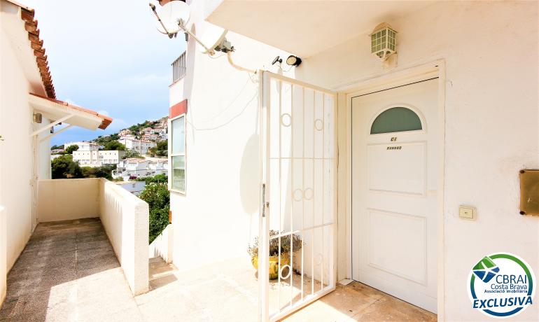 Appartement Charmant avec Vue sur la Mer et Accès à la Plage