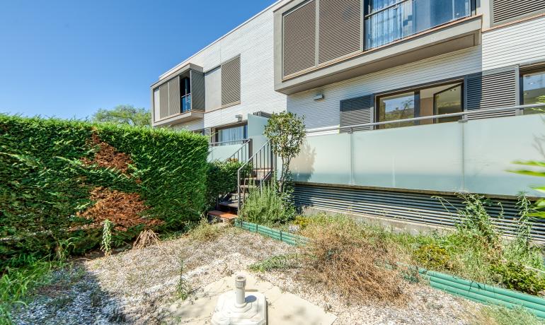 Nice and modern house near the center, with pool and garage