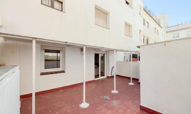 Bright 3-Bedroom Apartment in the Quiet Center of Roses, Just Steps from the Beach