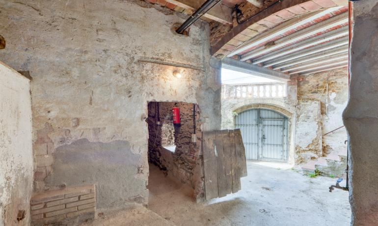 Descubre la tranquilidad en Palau Saverdera con esta finca con terraza y bonitas vistas.