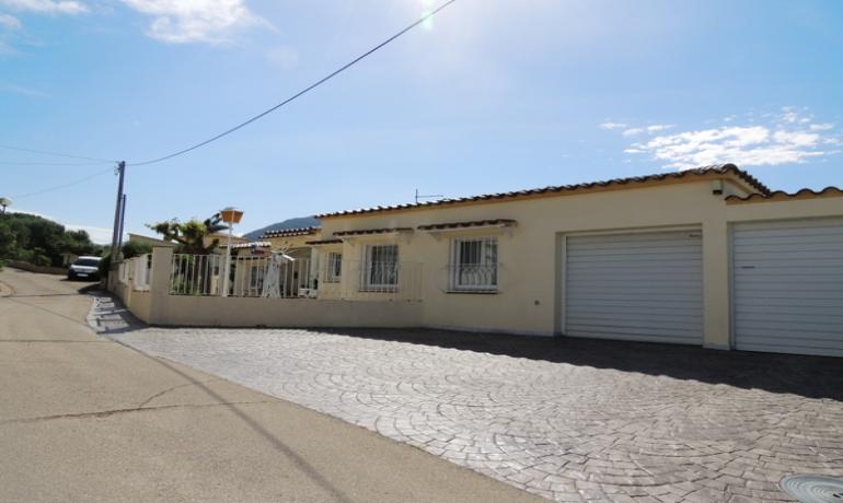 Casa independiente con piscina privada, amplio jardín y vistas despejadas en Mas Fumats, Roses