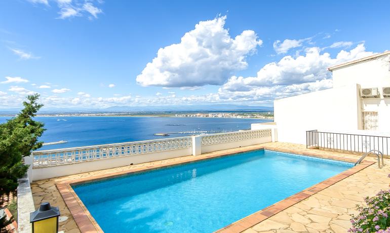 Exklusive Wohnung mit Panoramablick auf das Meer, den Fischerhafen und die Bucht von Rosas