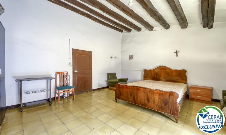 Spacious village house in the heart of Palau Saverdera.