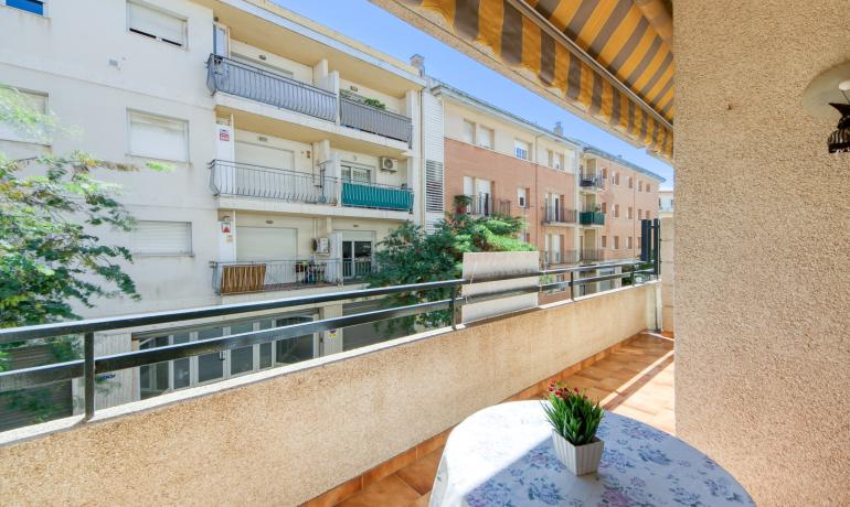 Bright 3-Bedroom Apartment in the Quiet Center of Roses, Just Steps from the Beach