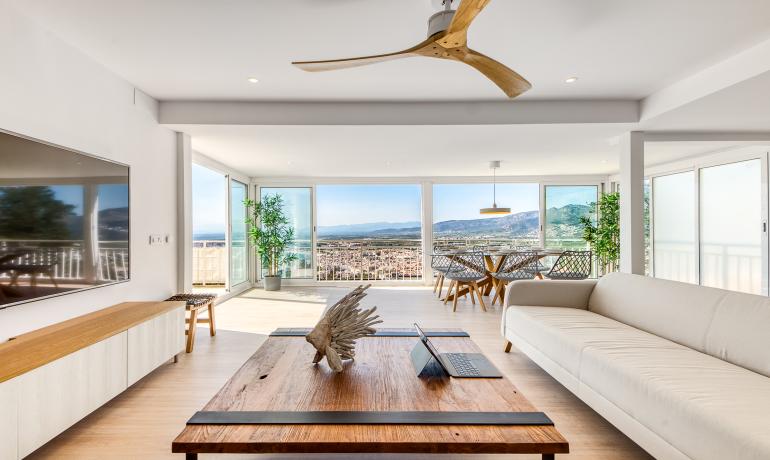 Spectaculaire Maison Rénovée avec Vue sur la Mer et les Montagnes à Roses