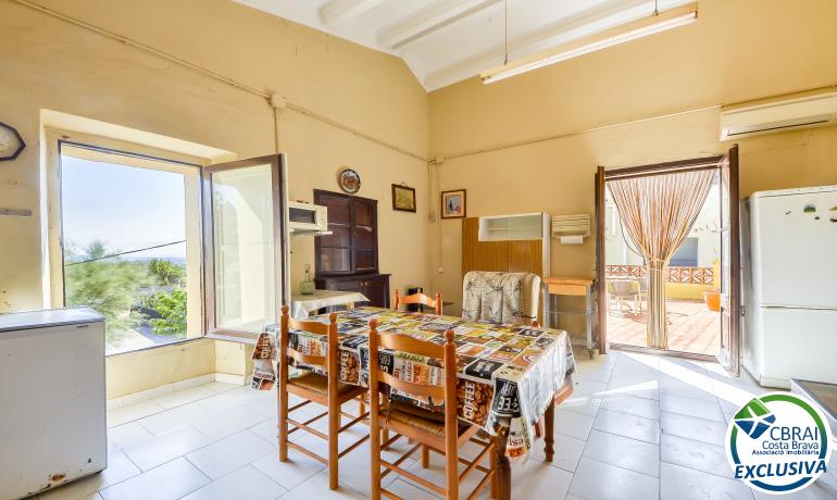 Spacious village house in the heart of Palau Saverdera.