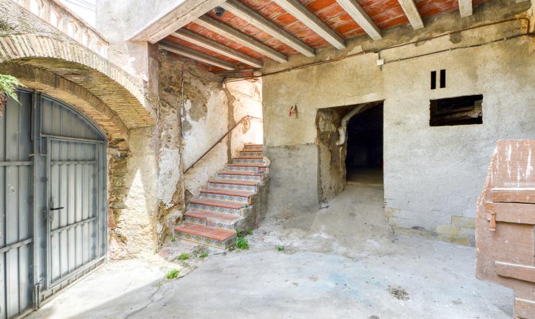 Descubre la tranquilidad en Palau Saverdera con esta finca con terraza y bonitas vistas.