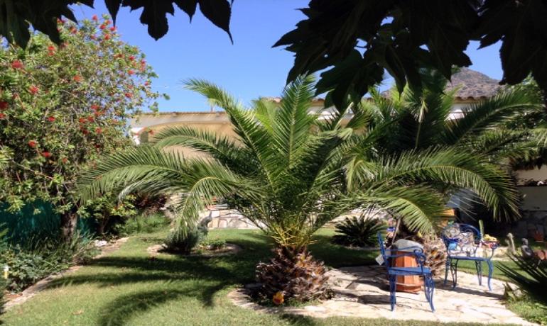 Casa independiente con piscina privada, amplio jardín y vistas despejadas en Mas Fumats, Roses