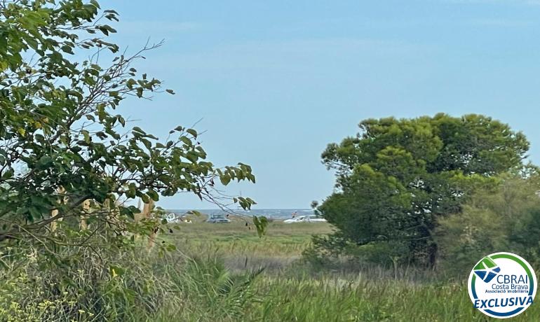 Studio in einem traumhaften Naturgebiet, am Naturgebiet des Rubina-Strandes in Empuriabrava, 34 m2 bebaut, großer Garten,