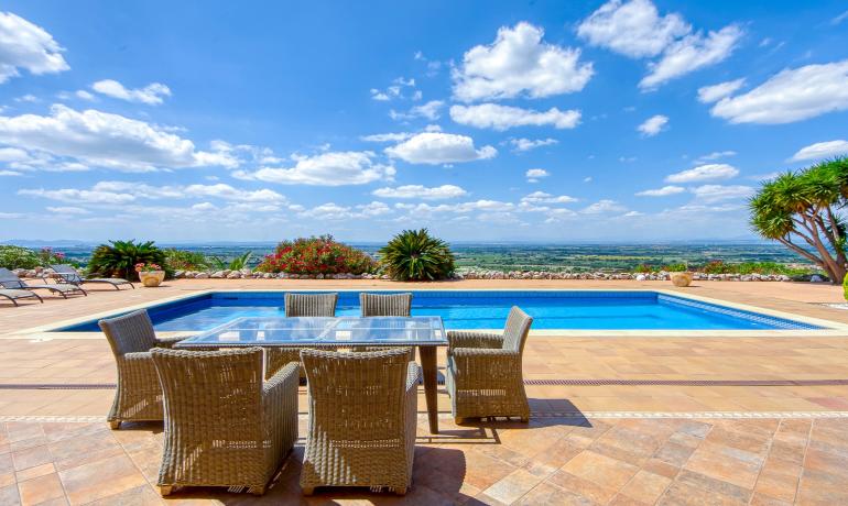 Villa de lujo exclusiva con vistas panorámicas de 180 grados desde la Bahía de Rosas hasta los Pirineos: una joya escondida en el Alt Empordà.