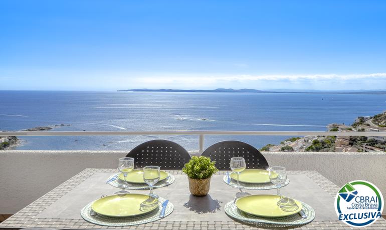 Impresionante Casa Reformada con Vistas al Mar en Canyelles Petites