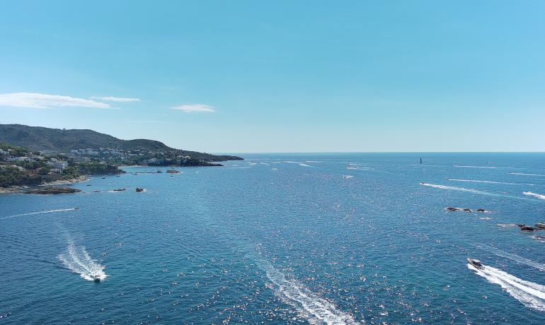 Außergewöhnlich in Roses. Hochwertige Wohnung direkt am Meer in Canyelles