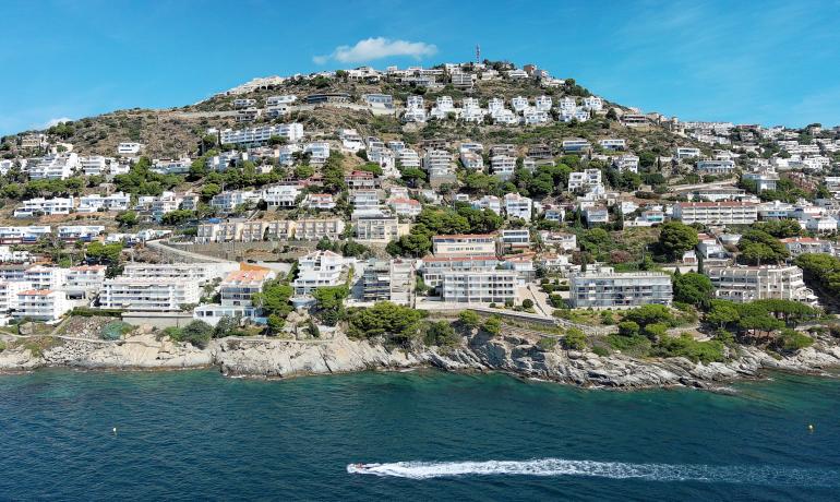 Außergewöhnlich in Roses. Hochwertige Wohnung direkt am Meer in Canyelles