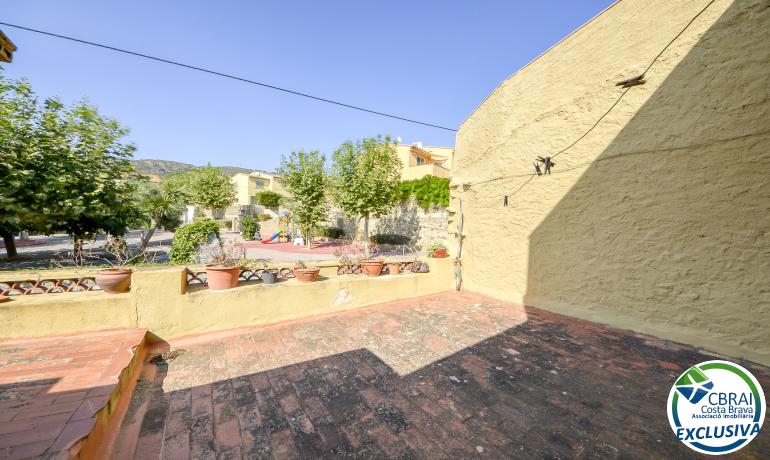 Spacious village house in the heart of Palau Saverdera.