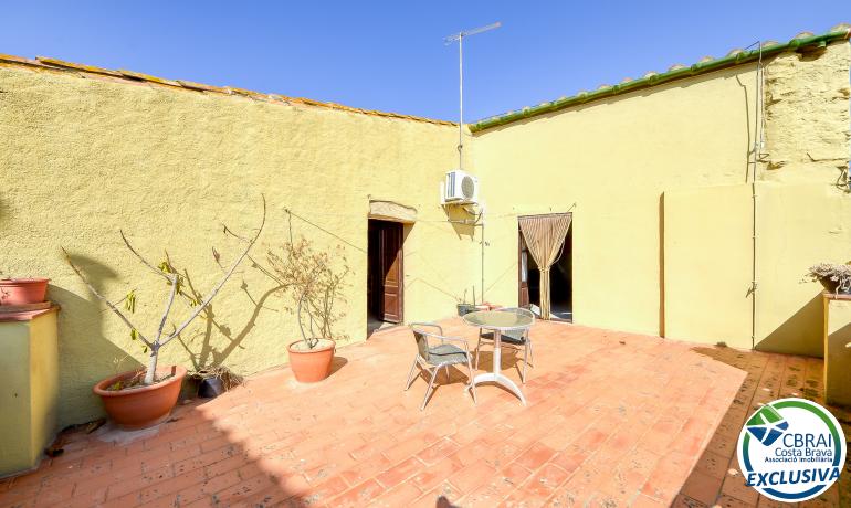 Spacious village house in the heart of Palau Saverdera.