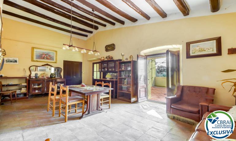 Spacious village house in the heart of Palau Saverdera.