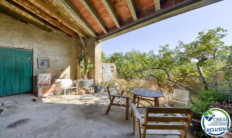 Spacious village house in the heart of Palau Saverdera.