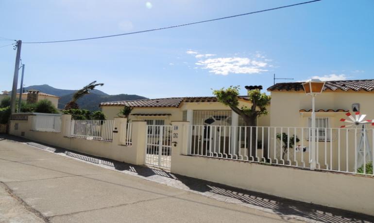 Casa independiente con piscina privada, amplio jardín y vistas despejadas en Mas Fumats, Roses