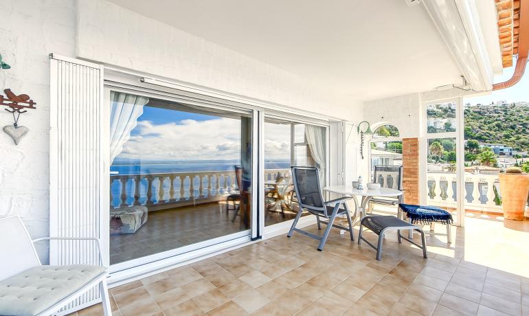 Exclusive apartment with panoramic views of the sea, fishing port, and the bay of Rosas