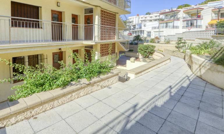 Spacious and cosy ground-floor flat 5 minutes from the Roses beach