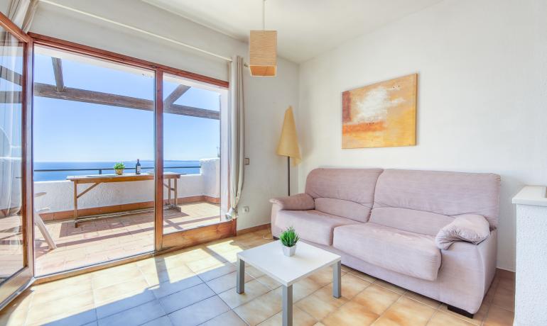 Encantadora Casa Adosada con Vistas al Mar y Piscina Comunitaria en Canyelles