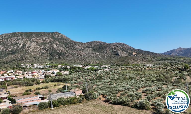 Grande maison de village au cœur de Palau Saverdera.