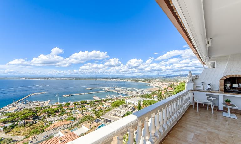 Exclusive apartment with panoramic views of the sea, fishing port, and the bay of Rosas