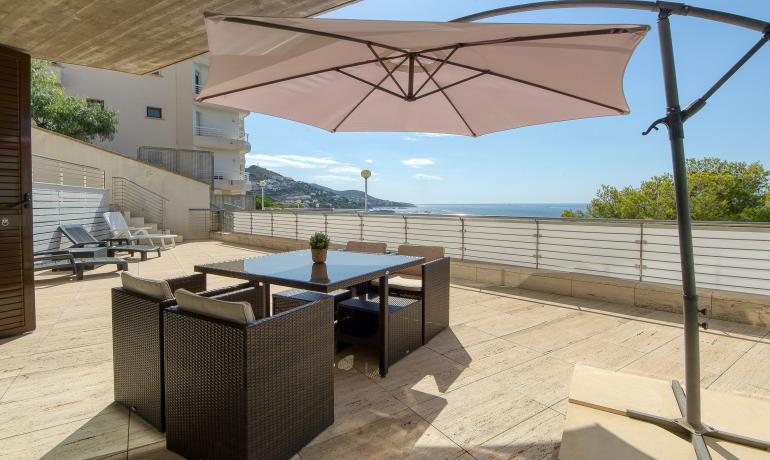 Excepcional en Roses. Apartamento de alto standing en primera linea de mar en Canyelles