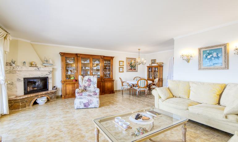 Exclusiu apartament amb vistes panoràmiques al mar, port pesquer i la badia de Roses