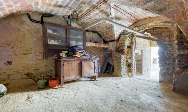 Descubre la tranquilidad en Palau Saverdera con esta finca con terraza y bonitas vistas.