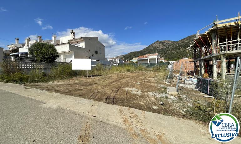 Construeix la teva nova casa a pocs minuts de la platja! Bona oportunitat!