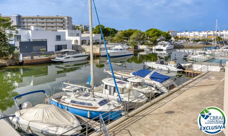 7.5m x 3.5m mooring for sale on the Santa Margarita canal, Roses