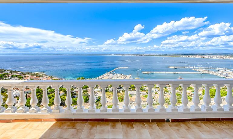 Exclusiu apartament amb vistes panoràmiques al mar, port pesquer i la badia de Roses