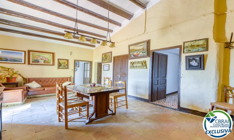 Spacious village house in the heart of Palau Saverdera.