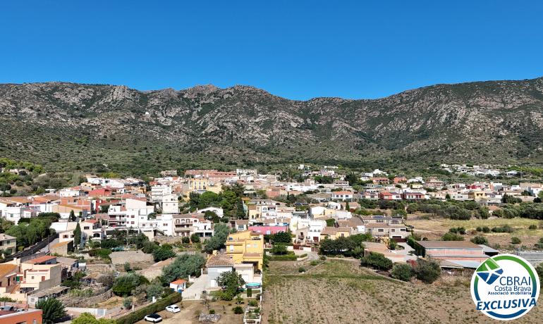 Gran casa de poble al cor de Palau Saverdera.